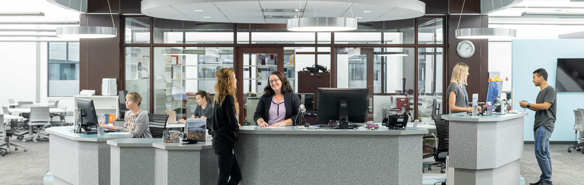 Student speaking with a library staff member at the Library Service Desk